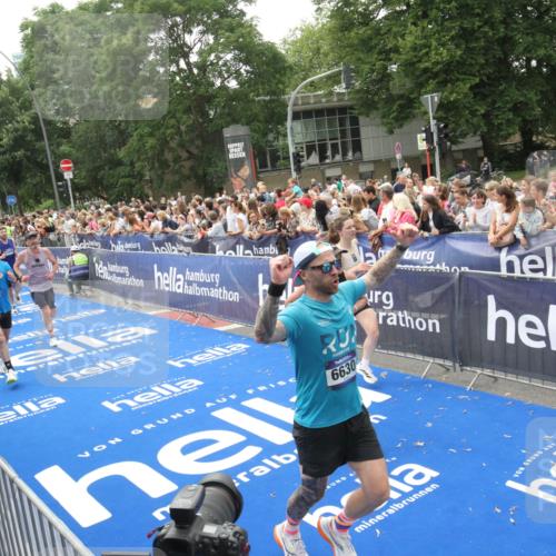 29.06.2025 - hella hamburg halbmarathon Michael Strokosch http://msf.ph/oto/8536706 29.06.2025 10:46:52 Ziel  meine-sportfotos.de