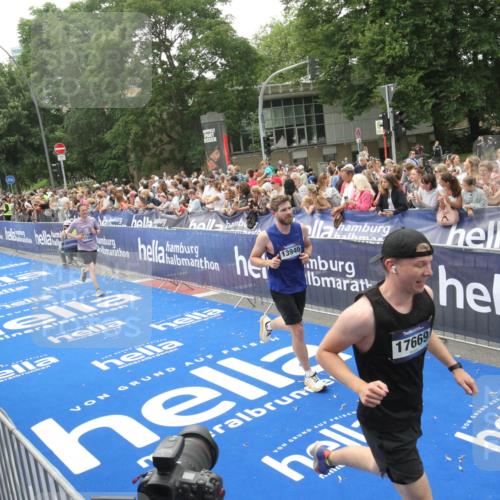 29.06.2025 - hella hamburg halbmarathon Michael Strokosch http://msf.ph/oto/8536716 29.06.2025 10:46:55 Ziel  meine-sportfotos.de