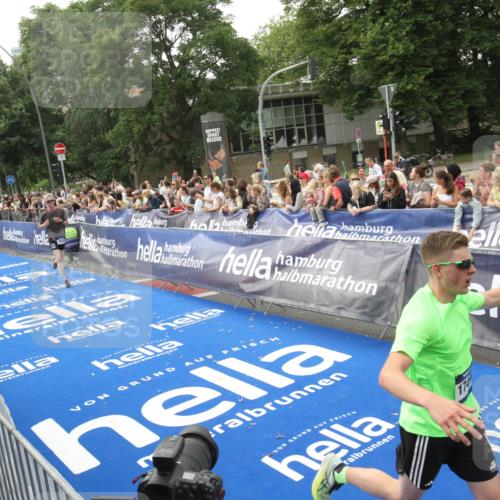 29.06.2025 - hella hamburg halbmarathon Michael Strokosch http://msf.ph/oto/8536720 29.06.2025 10:28:52 Ziel  meine-sportfotos.de