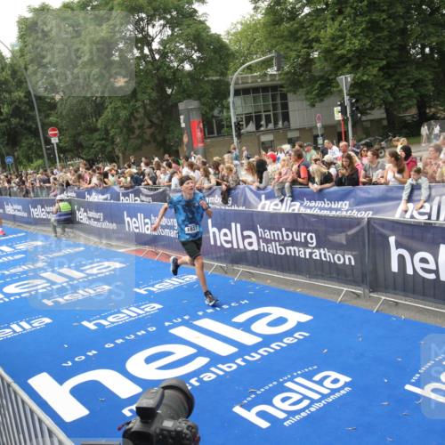 29.06.2025 - hella hamburg halbmarathon Michael Strokosch http://msf.ph/oto/8536737 29.06.2025 10:29:02 Ziel  meine-sportfotos.de