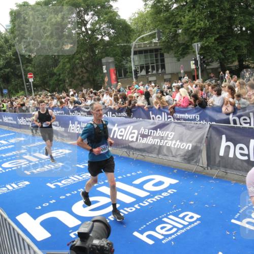 29.06.2025 - hella hamburg halbmarathon Michael Strokosch http://msf.ph/oto/8536738 29.06.2025 10:47:00 Ziel  meine-sportfotos.de