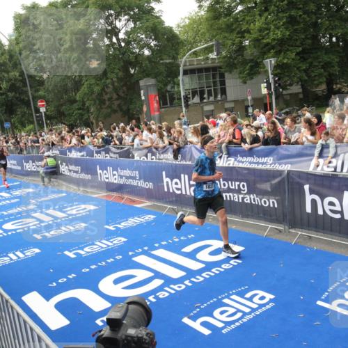 29.06.2025 - hella hamburg halbmarathon Michael Strokosch http://msf.ph/oto/8536740 29.06.2025 10:29:02 Ziel  meine-sportfotos.de