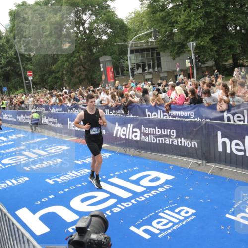29.06.2025 - hella hamburg halbmarathon Michael Strokosch http://msf.ph/oto/8536741 29.06.2025 10:47:01 Ziel  meine-sportfotos.de