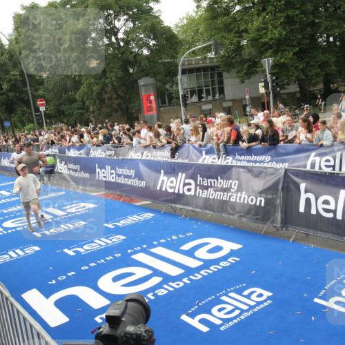 29.06.2025 - hella hamburg halbmarathon Michael Strokosch http://msf.ph/oto/8536758 29.06.2025 10:29:08 Ziel  meine-sportfotos.de