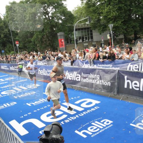 29.06.2025 - hella hamburg halbmarathon Michael Strokosch http://msf.ph/oto/8536764 29.06.2025 10:29:09 Ziel  meine-sportfotos.de