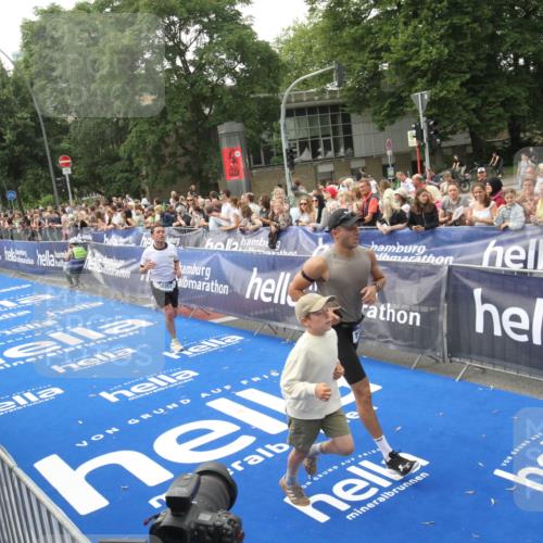 29.06.2025 - hella hamburg halbmarathon Michael Strokosch http://msf.ph/oto/8536766 29.06.2025 10:29:09 Ziel  meine-sportfotos.de