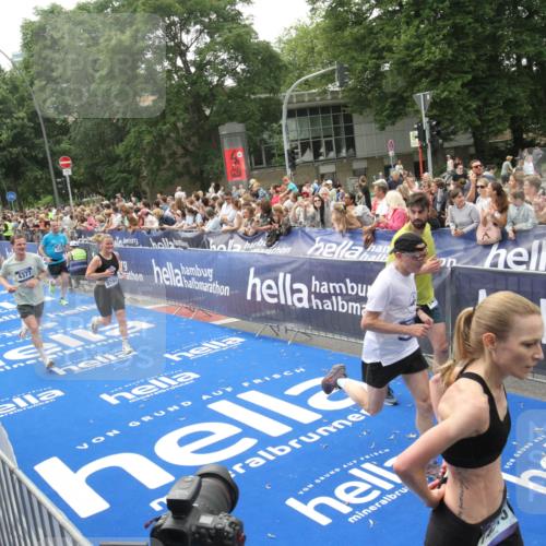 29.06.2025 - hella hamburg halbmarathon Michael Strokosch http://msf.ph/oto/8536767 29.06.2025 10:47:08 Ziel  meine-sportfotos.de