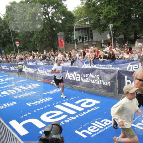 29.06.2025 - hella hamburg halbmarathon Michael Strokosch http://msf.ph/oto/8536768 29.06.2025 10:29:09 Ziel  meine-sportfotos.de