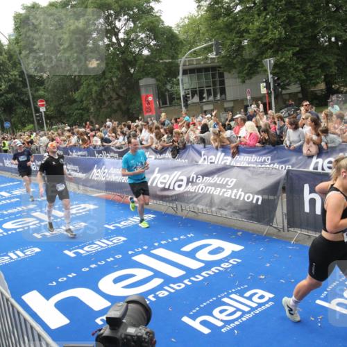 29.06.2025 - hella hamburg halbmarathon Michael Strokosch http://msf.ph/oto/8536773 29.06.2025 10:47:10 Ziel  meine-sportfotos.de
