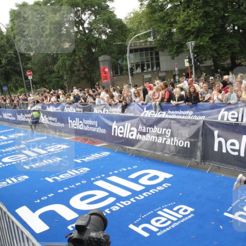 29.06.2025 - hella hamburg halbmarathon Michael Strokosch http://msf.ph/oto/8536774 29.06.2025 10:29:10 Ziel  meine-sportfotos.de