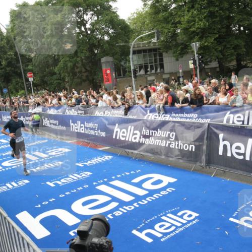 29.06.2025 - hella hamburg halbmarathon Michael Strokosch http://msf.ph/oto/8536781 29.06.2025 10:29:12 Ziel  meine-sportfotos.de