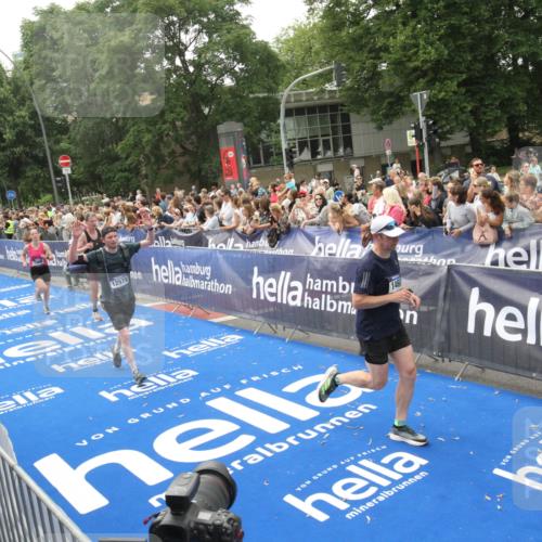 29.06.2025 - hella hamburg halbmarathon Michael Strokosch http://msf.ph/oto/8536782 29.06.2025 10:47:12 Ziel  meine-sportfotos.de