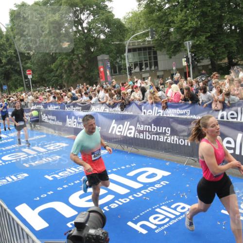 29.06.2025 - hella hamburg halbmarathon Michael Strokosch http://msf.ph/oto/8536792 29.06.2025 10:47:15 Ziel  meine-sportfotos.de
