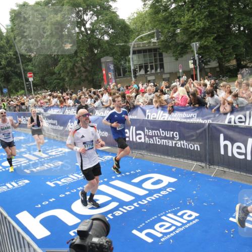 29.06.2025 - hella hamburg halbmarathon Michael Strokosch http://msf.ph/oto/8536797 29.06.2025 10:47:18 Ziel  meine-sportfotos.de