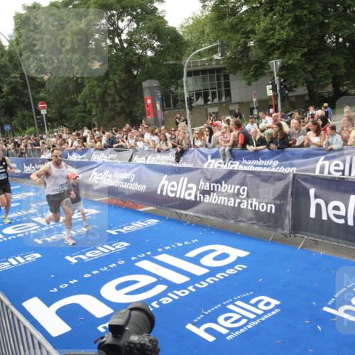 29.06.2025 - hella hamburg halbmarathon Michael Strokosch http://msf.ph/oto/8536802 29.06.2025 10:29:15 Ziel  meine-sportfotos.de