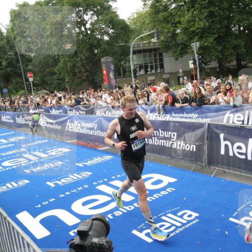 29.06.2025 - hella hamburg halbmarathon Michael Strokosch http://msf.ph/oto/8536811 29.06.2025 10:29:17 Ziel  meine-sportfotos.de
