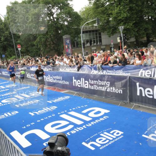 29.06.2025 - hella hamburg halbmarathon Michael Strokosch http://msf.ph/oto/8536817 29.06.2025 10:29:22 Ziel  meine-sportfotos.de