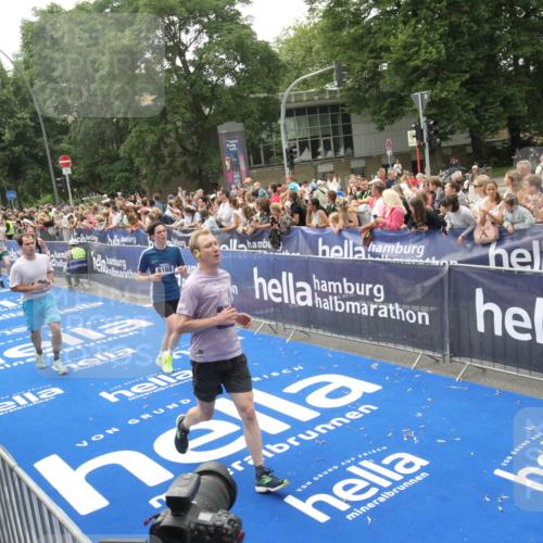 29.06.2025 - hella hamburg halbmarathon Michael Strokosch http://msf.ph/oto/8536822 29.06.2025 10:47:24 Ziel  meine-sportfotos.de