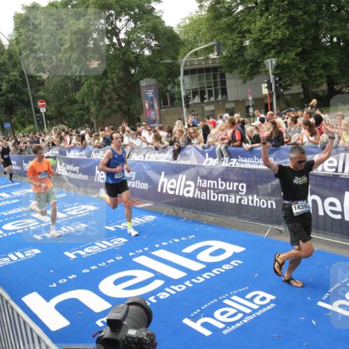 29.06.2025 - hella hamburg halbmarathon Michael Strokosch http://msf.ph/oto/8536825 29.06.2025 10:29:24 Ziel  meine-sportfotos.de