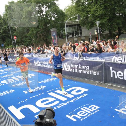 29.06.2025 - hella hamburg halbmarathon Michael Strokosch http://msf.ph/oto/8536826 29.06.2025 10:29:24 Ziel  meine-sportfotos.de