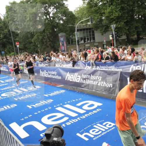 29.06.2025 - hella hamburg halbmarathon Michael Strokosch http://msf.ph/oto/8536834 29.06.2025 10:29:25 Ziel  meine-sportfotos.de