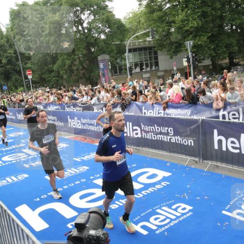29.06.2025 - hella hamburg halbmarathon Michael Strokosch http://msf.ph/oto/8536839 29.06.2025 10:47:28 Ziel  meine-sportfotos.de