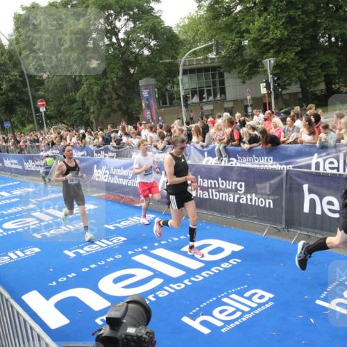 29.06.2025 - hella hamburg halbmarathon Michael Strokosch http://msf.ph/oto/8536844 29.06.2025 10:29:27 Ziel  meine-sportfotos.de