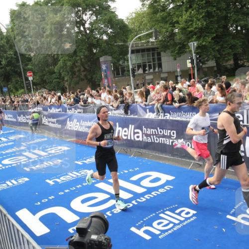 29.06.2025 - hella hamburg halbmarathon Michael Strokosch http://msf.ph/oto/8536848 29.06.2025 10:29:28 Ziel  meine-sportfotos.de