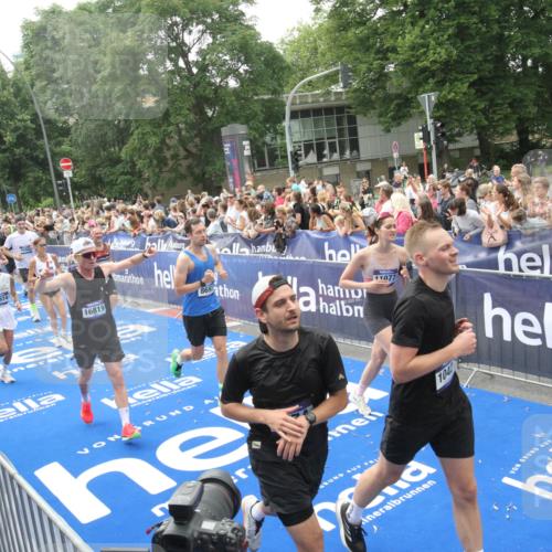 29.06.2025 - hella hamburg halbmarathon Michael Strokosch http://msf.ph/oto/8536855 29.06.2025 10:47:31 Ziel  meine-sportfotos.de