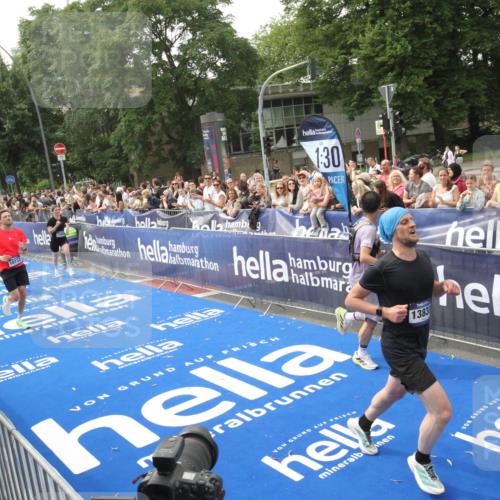 29.06.2025 - hella hamburg halbmarathon Michael Strokosch http://msf.ph/oto/8536861 29.06.2025 10:29:31 Ziel  meine-sportfotos.de