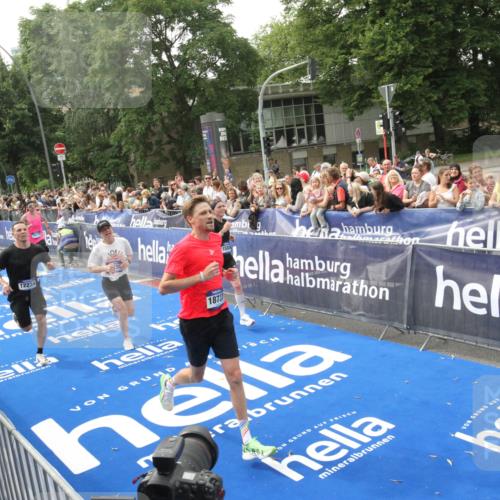 29.06.2025 - hella hamburg halbmarathon Michael Strokosch http://msf.ph/oto/8536869 29.06.2025 10:29:32 Ziel  meine-sportfotos.de