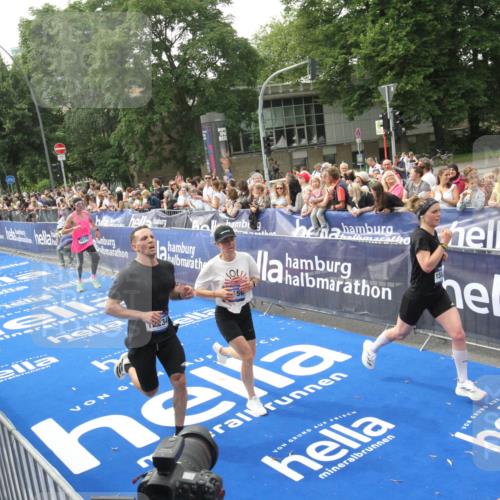 29.06.2025 - hella hamburg halbmarathon Michael Strokosch http://msf.ph/oto/8536873 29.06.2025 10:29:33 Ziel  meine-sportfotos.de