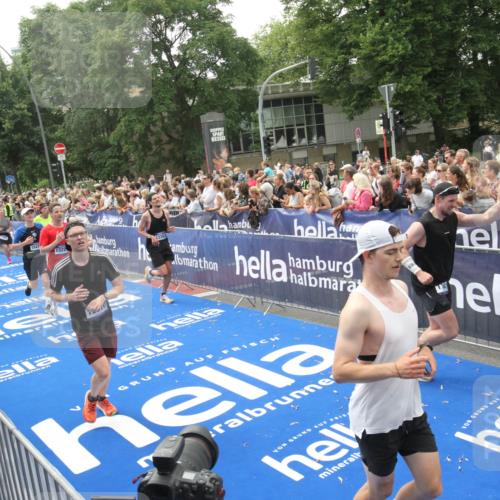 29.06.2025 - hella hamburg halbmarathon Michael Strokosch http://msf.ph/oto/8536891 29.06.2025 10:47:37 Ziel  meine-sportfotos.de