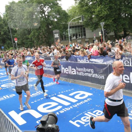 29.06.2025 - hella hamburg halbmarathon Michael Strokosch http://msf.ph/oto/8536903 29.06.2025 10:47:40 Ziel  meine-sportfotos.de
