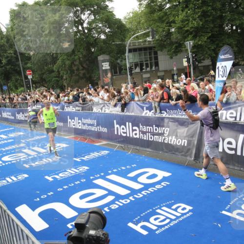 29.06.2025 - hella hamburg halbmarathon Michael Strokosch http://msf.ph/oto/8536904 29.06.2025 10:29:38 Ziel  meine-sportfotos.de