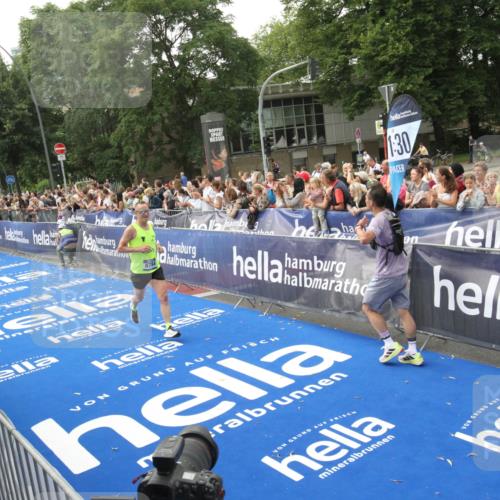 29.06.2025 - hella hamburg halbmarathon Michael Strokosch http://msf.ph/oto/8536906 29.06.2025 10:29:39 Ziel  meine-sportfotos.de