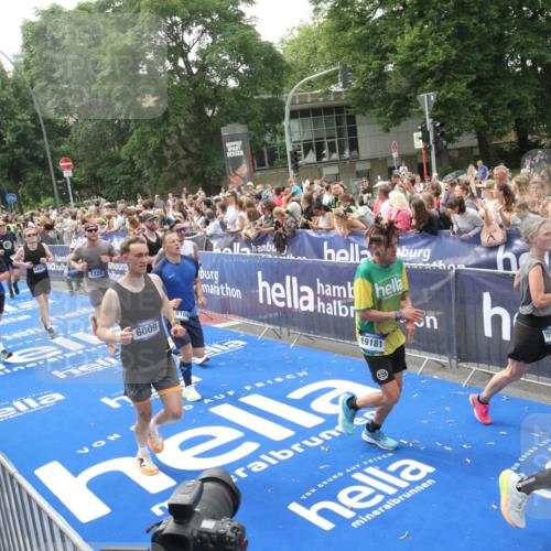 29.06.2025 - hella hamburg halbmarathon Michael Strokosch http://msf.ph/oto/8536909 29.06.2025 10:47:41 Ziel  meine-sportfotos.de