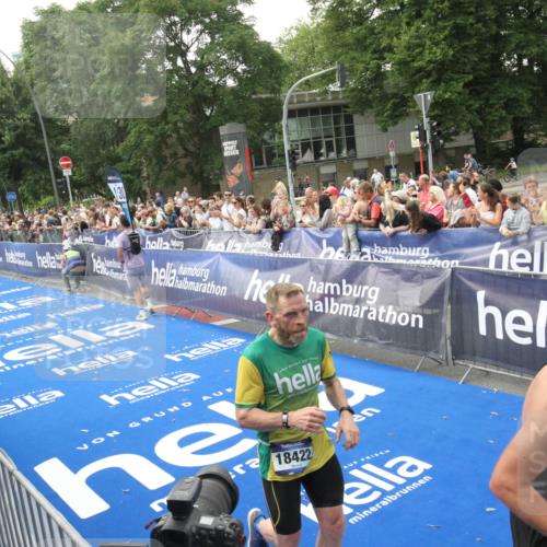 29.06.2025 - hella hamburg halbmarathon Michael Strokosch http://msf.ph/oto/8536926 29.06.2025 10:29:44 Ziel  meine-sportfotos.de
