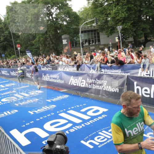 29.06.2025 - hella hamburg halbmarathon Michael Strokosch http://msf.ph/oto/8536929 29.06.2025 10:29:44 Ziel  meine-sportfotos.de
