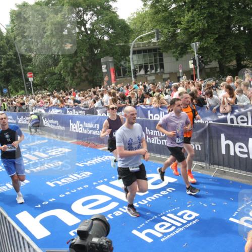 29.06.2025 - hella hamburg halbmarathon Michael Strokosch http://msf.ph/oto/8536932 29.06.2025 10:47:48 Ziel  meine-sportfotos.de