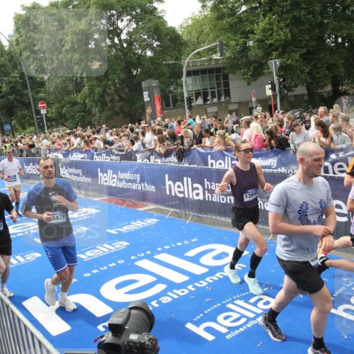 29.06.2025 - hella hamburg halbmarathon Michael Strokosch http://msf.ph/oto/8536933 29.06.2025 10:47:48 Ziel  meine-sportfotos.de