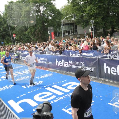 29.06.2025 - hella hamburg halbmarathon Michael Strokosch http://msf.ph/oto/8536941 29.06.2025 10:47:50 Ziel  meine-sportfotos.de
