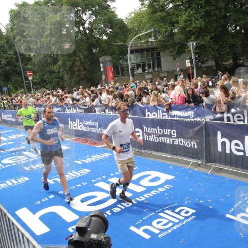 29.06.2025 - hella hamburg halbmarathon Michael Strokosch http://msf.ph/oto/8536945 29.06.2025 10:47:50 Ziel  meine-sportfotos.de