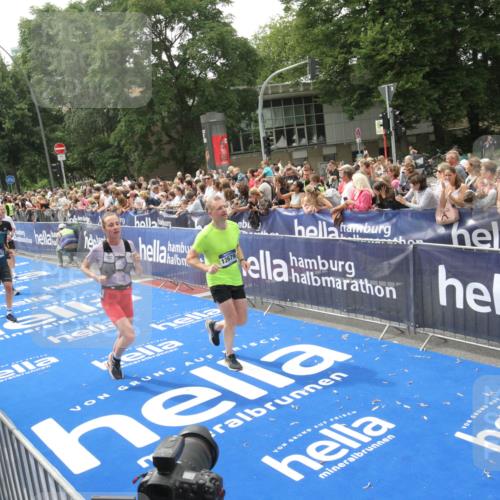 29.06.2025 - hella hamburg halbmarathon Michael Strokosch http://msf.ph/oto/8536952 29.06.2025 10:47:52 Ziel  meine-sportfotos.de