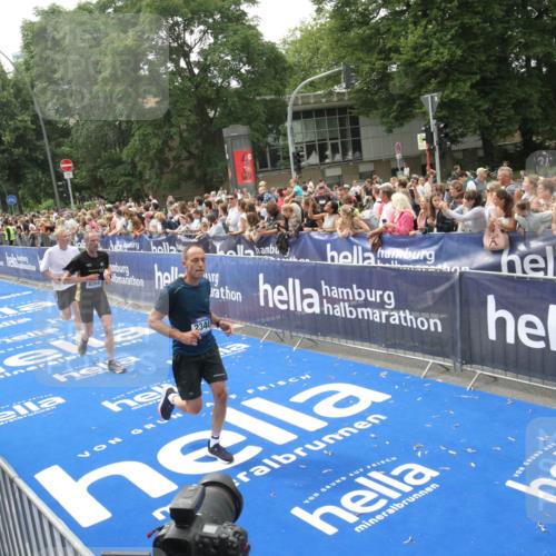 29.06.2025 - hella hamburg halbmarathon Michael Strokosch http://msf.ph/oto/8536961 29.06.2025 10:47:53 Ziel  meine-sportfotos.de