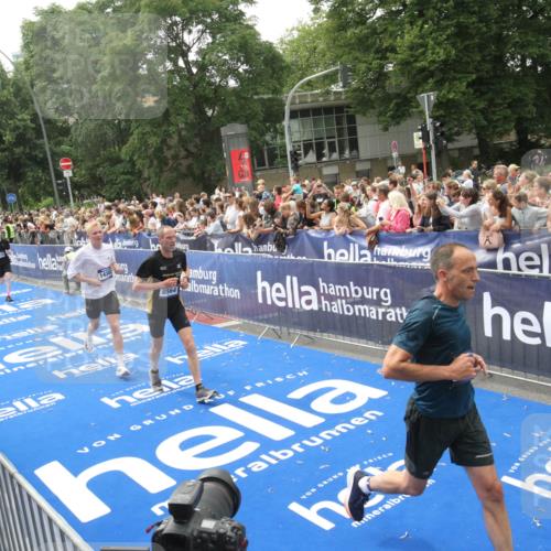 29.06.2025 - hella hamburg halbmarathon Michael Strokosch http://msf.ph/oto/8536962 29.06.2025 10:47:54 Ziel  meine-sportfotos.de