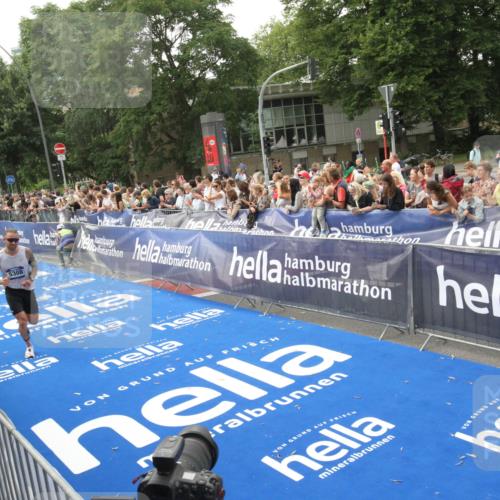 29.06.2025 - hella hamburg halbmarathon Michael Strokosch http://msf.ph/oto/8536972 29.06.2025 10:30:02 Ziel  meine-sportfotos.de