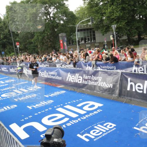 29.06.2025 - hella hamburg halbmarathon Michael Strokosch http://msf.ph/oto/8536985 29.06.2025 10:30:05 Ziel  meine-sportfotos.de