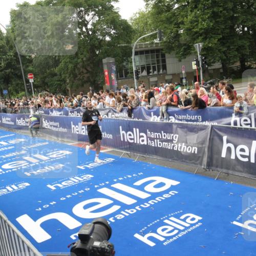 29.06.2025 - hella hamburg halbmarathon Michael Strokosch http://msf.ph/oto/8536989 29.06.2025 10:30:06 Ziel  meine-sportfotos.de