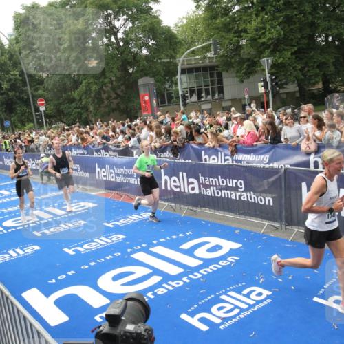 29.06.2025 - hella hamburg halbmarathon Michael Strokosch http://msf.ph/oto/8536992 29.06.2025 10:48:02 Ziel  meine-sportfotos.de